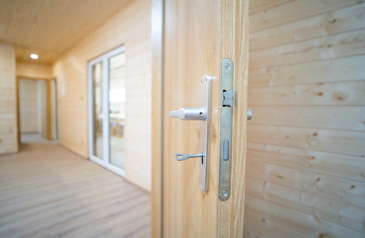 Dveře mobilního dřevěného domu ABODES.