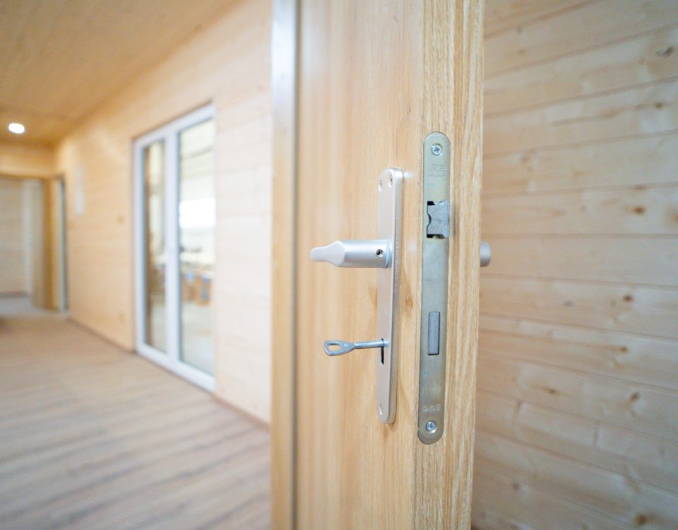 Dveře mobilního dřevěného domu ABODES.