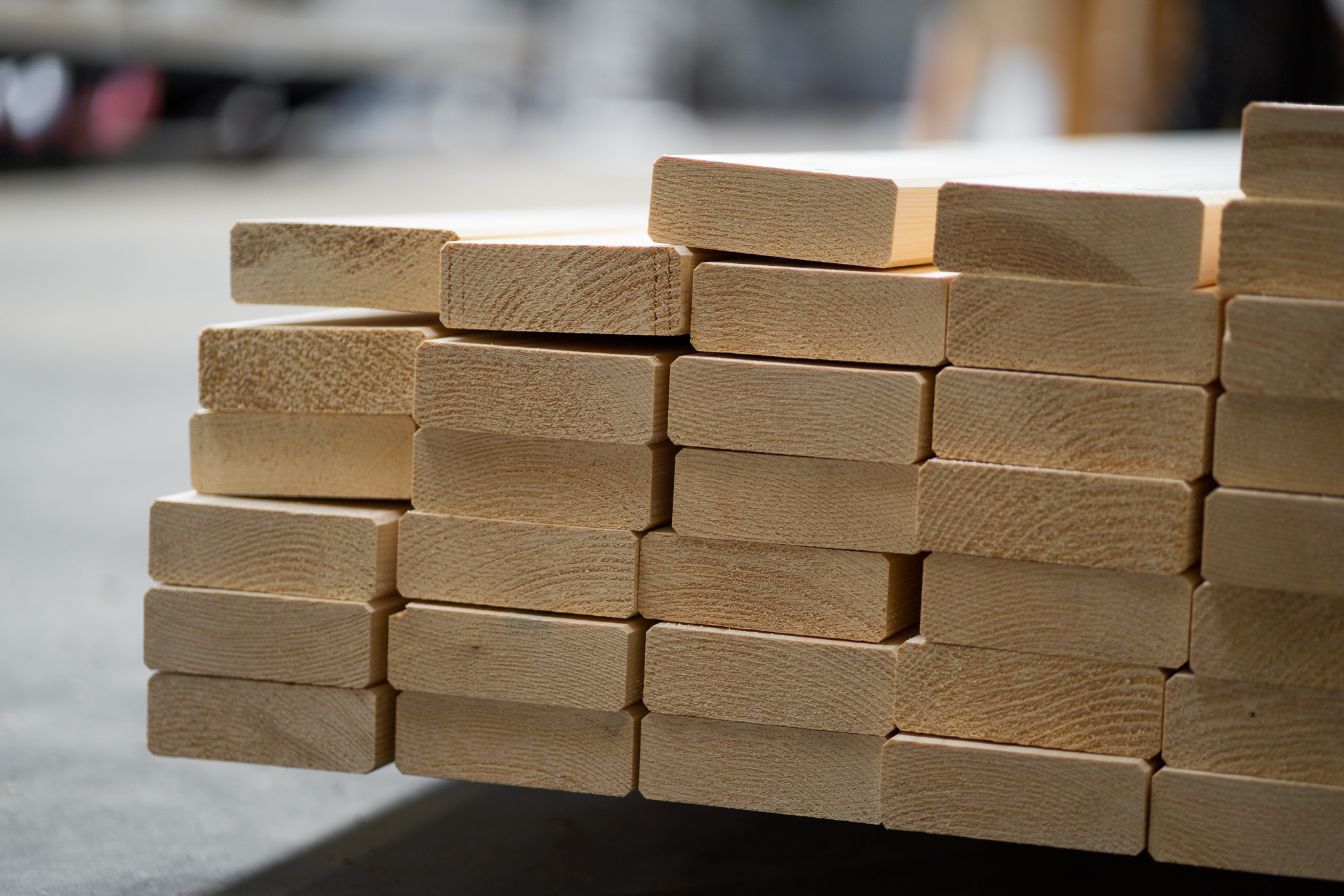 Dřevěné dosky ve výrobní hale