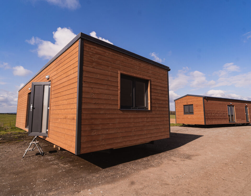 Dřevěné mobilní domy ABODES na pozemku